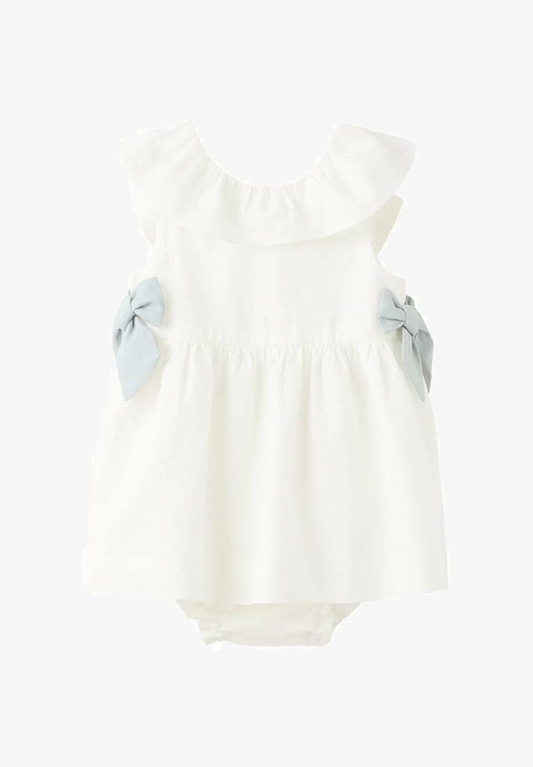 Vestitino bianco senza maniche per neonati con colletto arricciato e fiocchi azzurri su entrambi i lati.