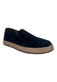 Zapatos sin cordones de ante azul marino con suela de yute trenzado, que presentan costuras decorativas a lo largo del borde superior y un diseño de punta redondeada.