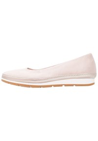 Světlé růžové semišové baleríny s kulatou špičkou, bílé středové podrážky a hnědé gumové podrážky. Vyznačují se prošitým vzorem podél svršku.