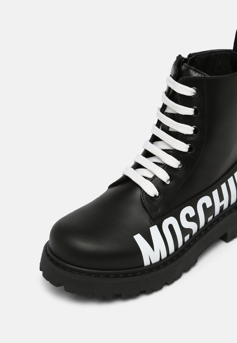 Kinder Bekleidung | MOSCHINO UNISEX Schnürstiefelette black/schwarz - HY34997 Kinder Bekleidung | MOSCHINO UNISEX Schnürstiefelette black/schwarz - HY34997