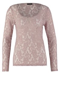 Camiseta de manga larga en encaje rosa claro con un escote en forma de barco y un patrón floral, fabricada con un tejido semitranslúcido y texturizado.