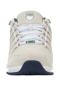 Scarpa sportiva beige in suede con linguetta in rete bianca, logo K-Swiss verde e suola in gomma blu scuro. Presenta lacci bianchi e un design a strisce sottile.