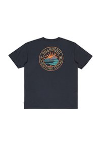 Mørkeblå bomull T-skjorte med et sirkulært grafisk trykk på baksiden, som viser en sol, fjell og hav i oransje og teal farger, merket "Billabong Adventure Division."