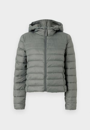 Veste matelassée grise avec une silhouette courte, fermeture éclair à l'avant et capuche. Présente des sections matelassées horizontales et des poignets élastiques. Texture lisse.