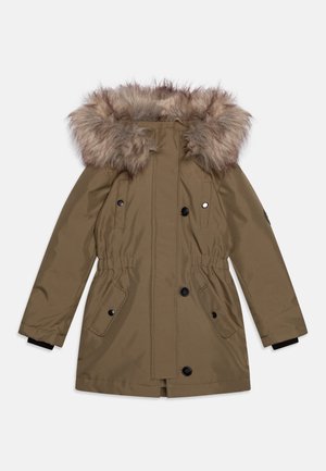 Parka d'hiver marron avec une capuche doublée en fourrure, boutons devant, fermeture éclair, taille élastique et quatre poches à rabat avec boutons-pression.