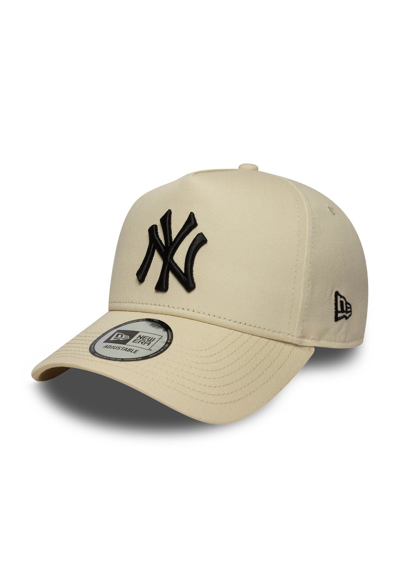 Beige Basecap mit einem schwarzen gestickten NY-Logo, gebogenem Schirm und verstellbarem Riemen. Auf der Vorderseite befindet sich ein rundes New Era-Abzeichen.