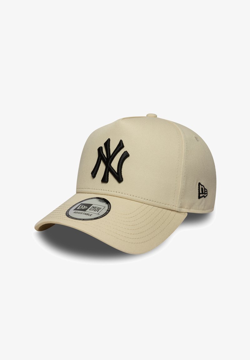 Căciulă de baseball bej cu un logo NY brodat negru, vizieră curbă și curea ajustabilă. Prezintă un badge rotund New Era pe față.
