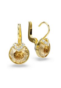 Guldfarvede øreringe med runde, facetterede gule sten og krystallys, fremhævet af en V-formet udsmykning øverst.