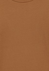 Gros plan sur la texture d’un tissu côtelé de couleur marron chaud, montrant de fines lignes verticales et un matériau tricoté doux.
