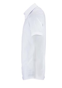 Weißes Poloshirt, kurze Ärmel, schlichtes Design, Kragen, seitlicher Schlitz. Aus leichtem Stoff, glatte Textur. Keine Muster oder Verzierungen.