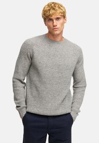 Grauer Strickpullover mit geripptem Material, Rundhalsausschnitt und langen Ärmeln. Einfaches Design, ohne sichtbare Muster oder Akzente.