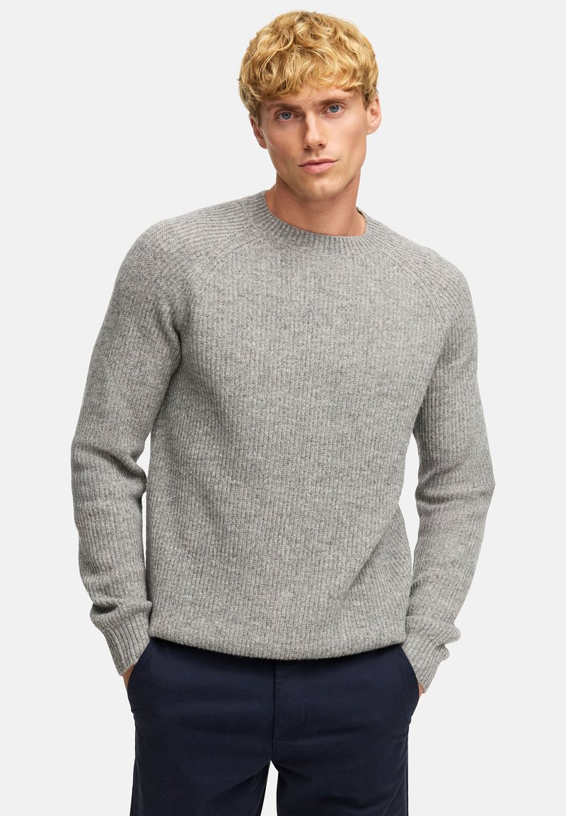 Grauer Strickpullover mit geripptem Material, Rundhalsausschnitt und langen Ärmeln. Einfaches Design, ohne sichtbare Muster oder Akzente.