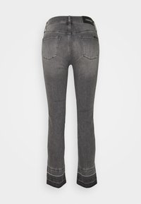 Jean en denim gris évasé avec une taille mi-haute, équipé de deux poches arrière et d'un détail de bordure rayée. Le tissu présente une texture lisse.