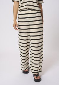 Kaffe - KAEDITH - Pantalon classique - turtledove   black stripe Image miniature 1