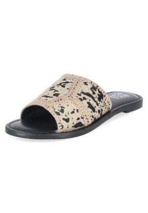 Sandalia tipo slide con punta abierta, suela negra y parte superior beige con patrón moteado negro y detalle de ribete trenzado.