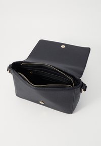 Borsa nera in pelle con finitura texturizzata, dotata di un compartimento con zip, dettagli in hardware dorato e una chiusura a scatto sicura.
