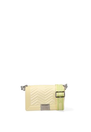 Sac bandoulière matelassé crème avec bandoulière chaîne argentée et sangle en tissu vert réglable avec logo.
