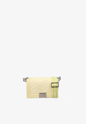 Sac bandoulière matelassé crème avec bandoulière chaîne argentée et sangle en tissu vert réglable avec logo.