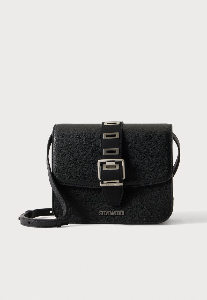 Μαύρη δερμάτινη τσάντα crossbody με ρυθμιζόμενο λουρί, εμπρόσθιο καπάκι, μεγάλη ασημένια αγκράφα και λογότυπο "Steve Madden" στο μπροστινό μέρος.