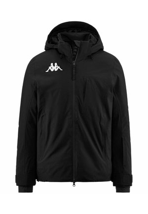Giacca nera impermeabile con cappuccio, zip frontale e logo Kappa sul petto. Presenta un design elegante e polsini elasticizzati.