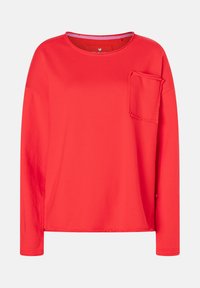 Langärmliges, leuchtend rotes Oberteil mit Rundhalsausschnitt und einer einzelnen, roh geschnittenen Tasche auf der linken Brust.