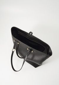 Borsa tote in pelle nera con texture liscia, manici doppi e due tasche interne. Presenta dettagli in hardware dorato e una chiusura a zip.