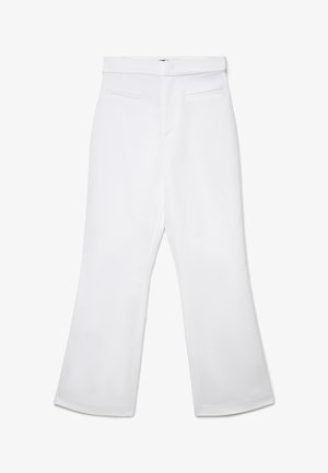 Pantalon blanc évasé en tissu lisse, doté d'une ceinture structurée, de deux poches latérales et d'une silhouette épurée et cintrée.