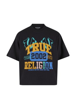 Czarna koszulka z krótkim rękawem z kolorowym napisem "TRUE 2002 RELIGION" oraz "WORLD TOUR" wraz z nazwami miast: Los Angeles, Nowy Jork, Londyn, Tokio, Paryż.