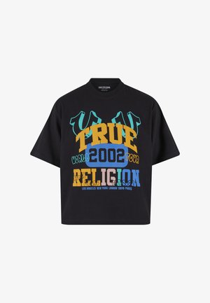 Camiseta negra de manga corta con texto colorido "TRUE 2002 RELIGION" y "WORLD TOUR" además de los nombres de ciudades Los Ángeles, Nueva York, Londres, Tokio, París.