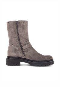 Stivale alla caviglia in suede grigio con zip laterale, caratterizzato da un dettaglio a fascia larga sul piede e una suola in gomma nera chunky.