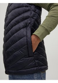 Jack & Jones Junior JJEHERO BODYWARMER HOOD - Väst - black