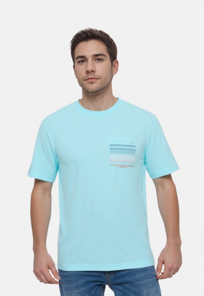 Camiseta de rayas azul claro en tejido suave con un bolsillo en el pecho que presenta rayas horizontales en azul y blanco. Manga corta, escote redondo.