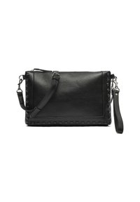 Crna kožna torba s metalnim detaljima, zatvaranjem na rajsferšlus i podesivim remenom za rame. Pravilnog je oblika s glatkom teksturom.