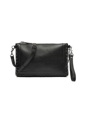 Schwarze Lederhandtasche mit Nietenakzenten, einem Reißverschluss und verstellbarem Schultergurt. Rechteckige Form mit glatter Textur.