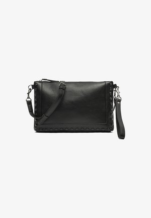 Borsa a tracolla in pelle nera con dettagli di borchie, chiusura con zip e tracolla regolabile. Forma rettangolare con texture liscia.