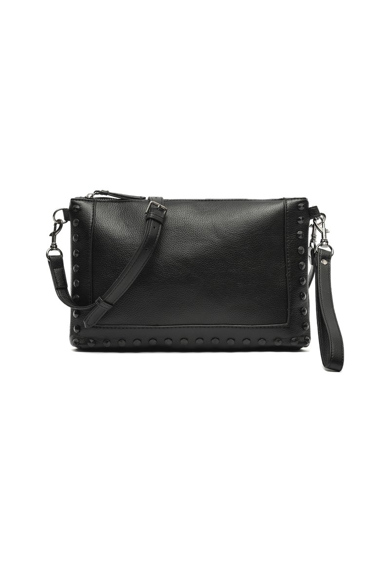 Crna kožna torba s metalnim detaljima, zatvaranjem na rajsferšlus i podesivim remenom za rame. Pravilnog je oblika s glatkom teksturom.