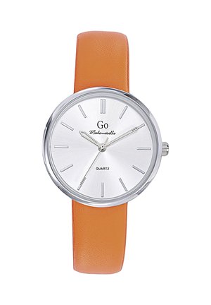 Montre ronde en argent avec cadran blanc, index horaires minimalistes, aiguilles fines et bracelet en cuir orange.