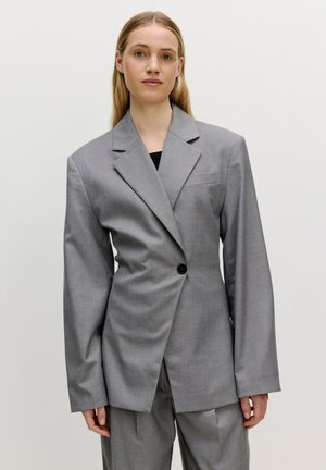 Grijze op maat gemaakte blazer met een enkele knoopsluiting, ingeknipte revers en oversized mouwen, gemaakt van een gladde, gestructureerde stof.