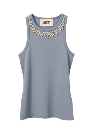 Top azzurro chiaro senza maniche con scollatura rotonda, decorato con gruppi di perle bianche lungo il collo.