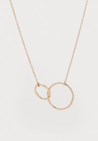 Collar en tono dorado con colgantes circulares entrelazados, uno más grande y otro más pequeño, sobre una delicada cadena. Acabado liso y brillante.