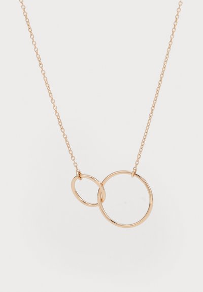 Χρυσή αλυσίδα με επάργυρα διακοσμητικά κωνικά κρεμαστά, ένα μεγαλύτερο και ένα μικρότερο, σε μια λεπτή αλυσίδα. Λείος, γυαλιστερός φινίρισμα.