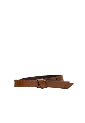 Ceinture en cuir marron avec un détail de nœud simple, texture lisse et bords cousus, enroulée sur fond blanc.