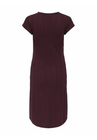 Burgundy mekko lyhyillä hihoilla, istuva malli, teksturoidut pystysuorat raidat, pyöreä kaula-aukko ja polven mittainen helma.