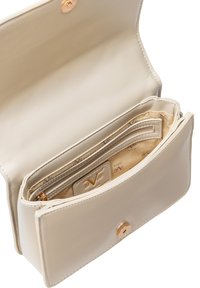 Beige Kunstledergeldbörse mit einem Verschluss aus goldfarbenem Druckknopf. Das Innere bietet mehrere Kartenschlitze und ein Reißverschlussfach. Weiche Textur.