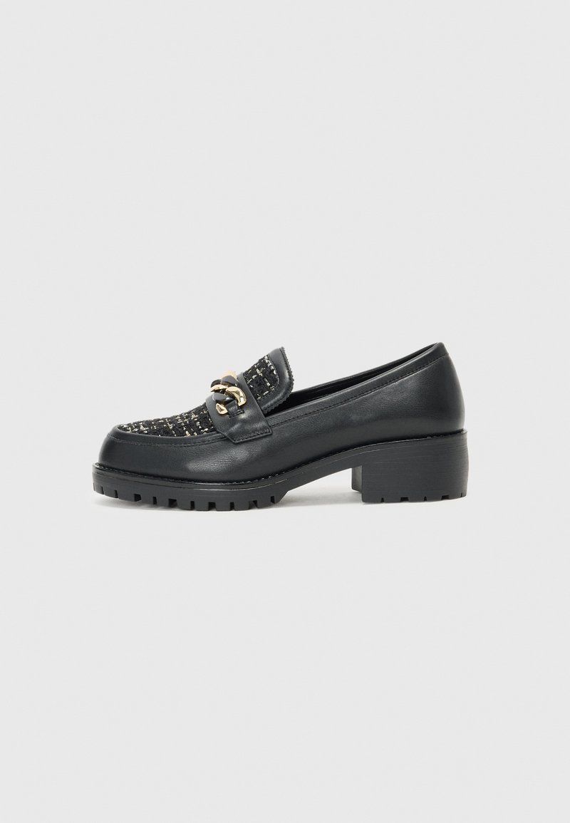 Mustad nahast loafers, millel on tekstuuriga kangast varvas ja kullast aksessuaar, pakuvad tugevat plokknina ja reljeefset kummist tallat.