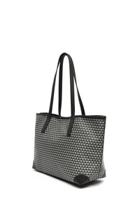 Szara torba tote z teksturowanym geometrycznym wzorem, z czarnymi skórzanymi uchwytami i akcentami u podstawy. Prostokątny kształt, pojemny design.