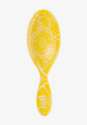 Brosse à cheveux jaune avec motif tranche de citron sur le manche et le coussinet à poils, avec des poils en plastique flexibles aux extrémités arrondies.