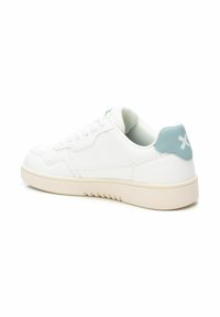 Zapatilla blanca con parte superior de cuero suave, detalles perforados y un acento azul claro en el talón. Cuenta con una suela de goma y un diseño de cordones.