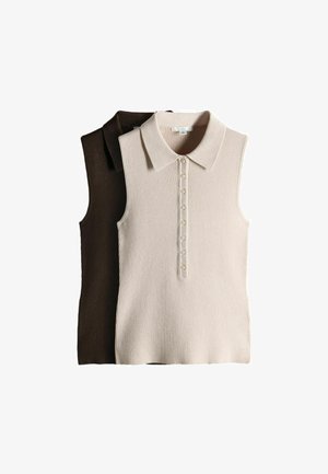 Ujjatlan bordázott kötött galléros pólók bézs és sötétbarna színekben, gombolós záródással és gallérral, fehér háttéren lefektetve.