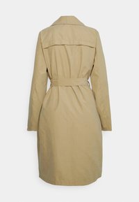 Khaki płaszcz trencherowy z paskiem w talii, długimi rękawami i wentylacją z tyłu, wykonany z gładkiego, lekkiego materiału. Klasyczny kołnierz.